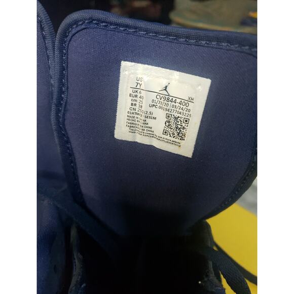 Jordans Boy's Air 1 Mid SE Sneakers Size 7 - Picture 6 of 8